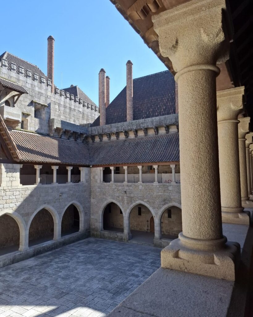 Claustro do Paço dos Duques de Bragança, em Guimarães